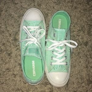 Never been worn Mint converse with detailing